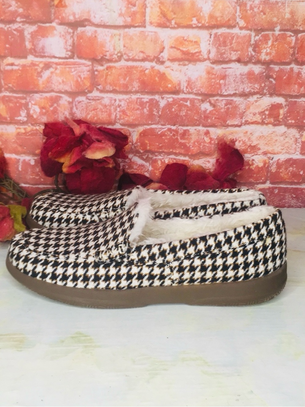 Vionic  Cream and Black Houndstooth  Plaid Slip-On Comfortable Fur Lined Slipper